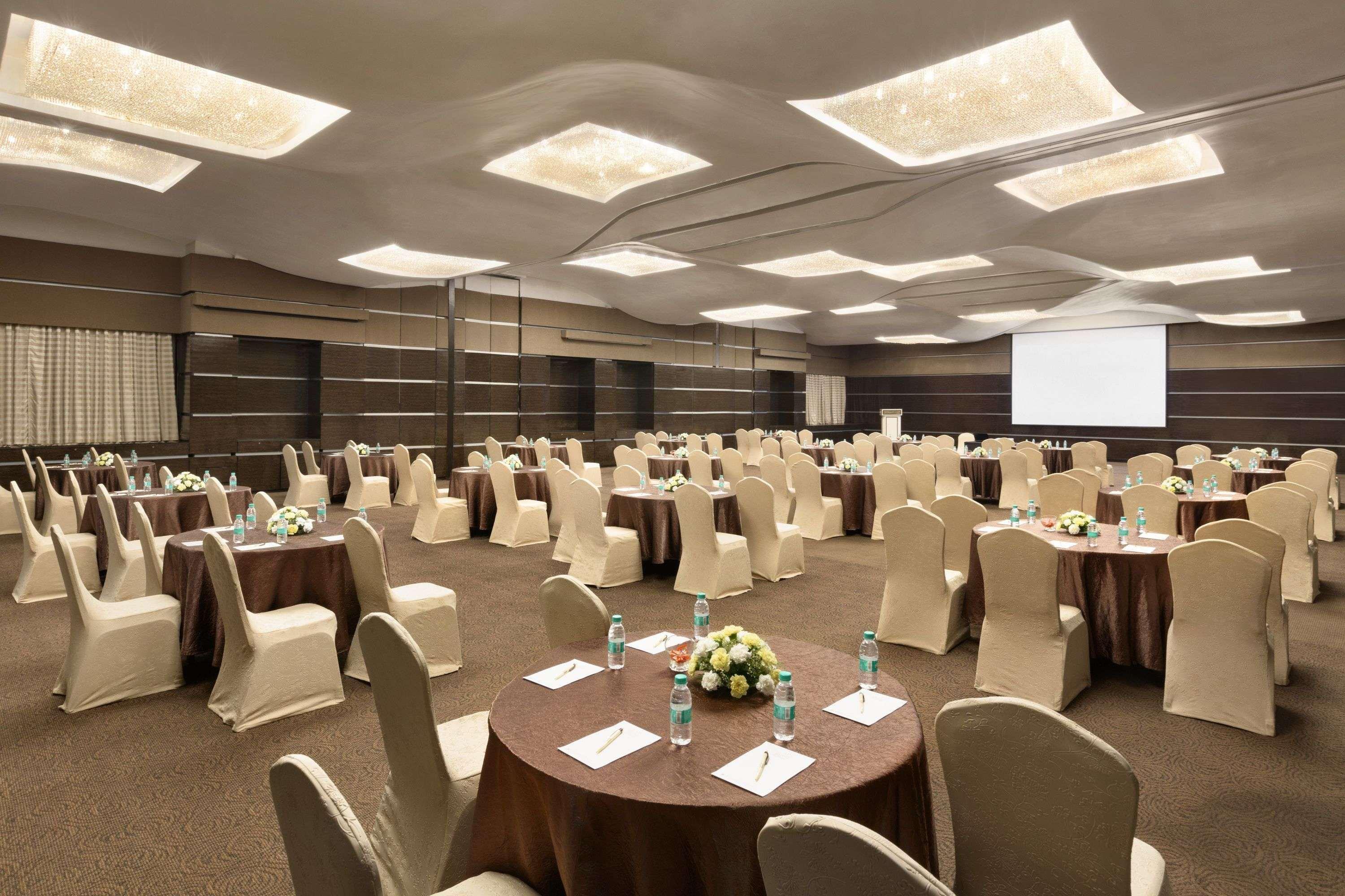 Ramada Powai Hotel & Convention Centre Bombay Eksteriør billede